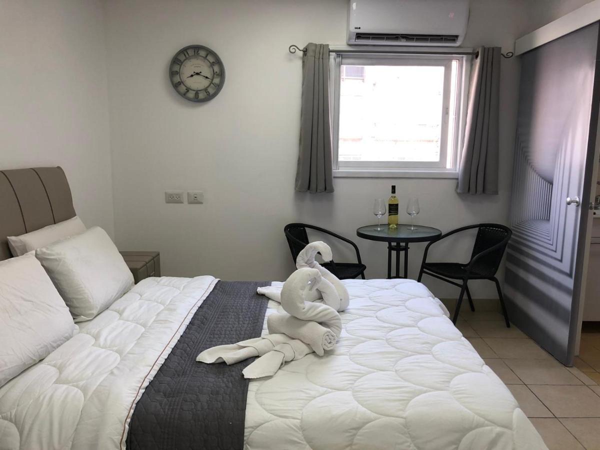 Hotel Room Service Bat Yam Exterior photo