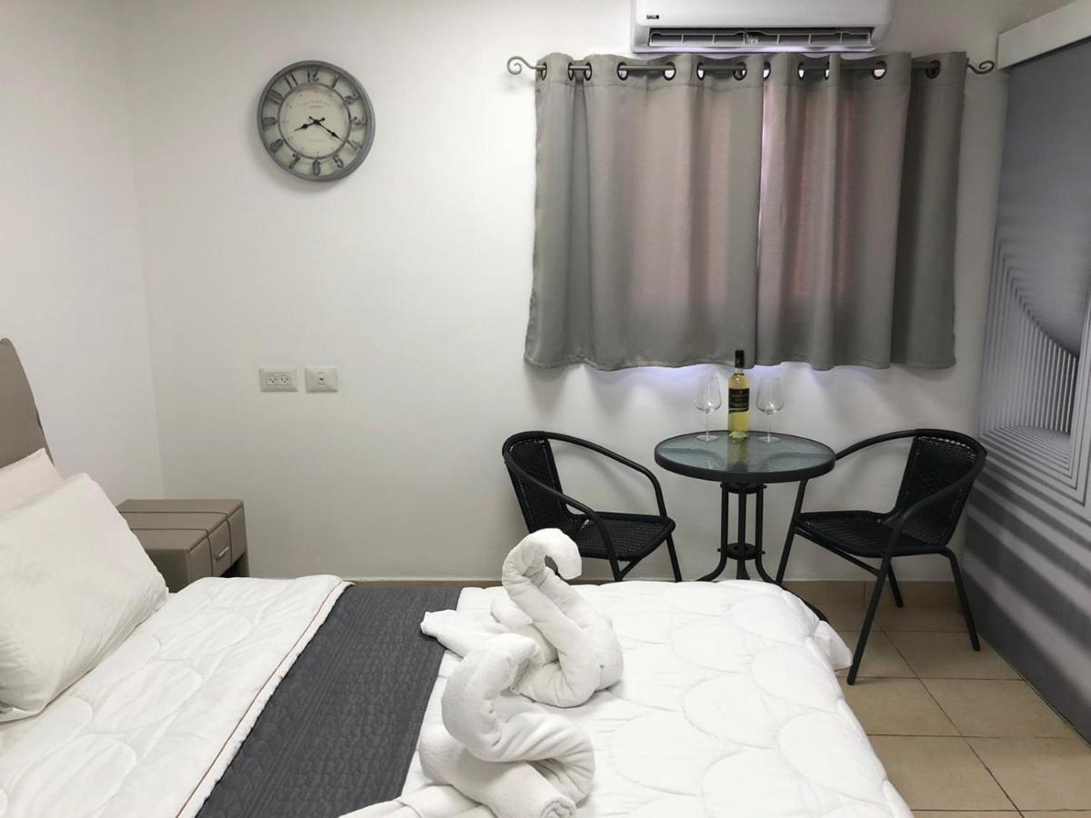 Hotel Room Service Bat Yam Exterior photo