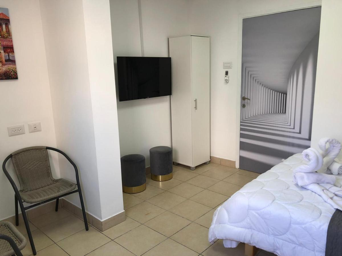 Hotel Room Service Bat Yam Exterior photo